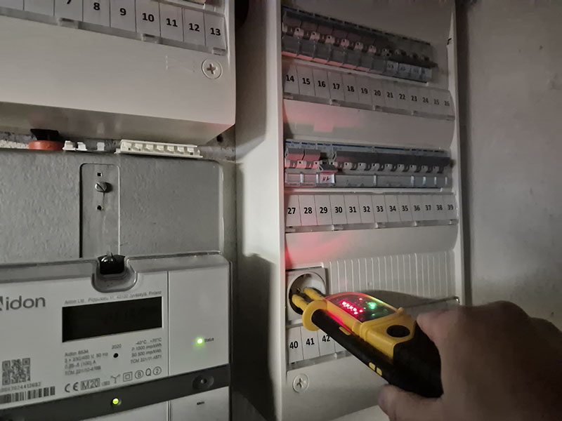 Elektriker från LS Elektriska AB installerar el i bostad i Katrineholm